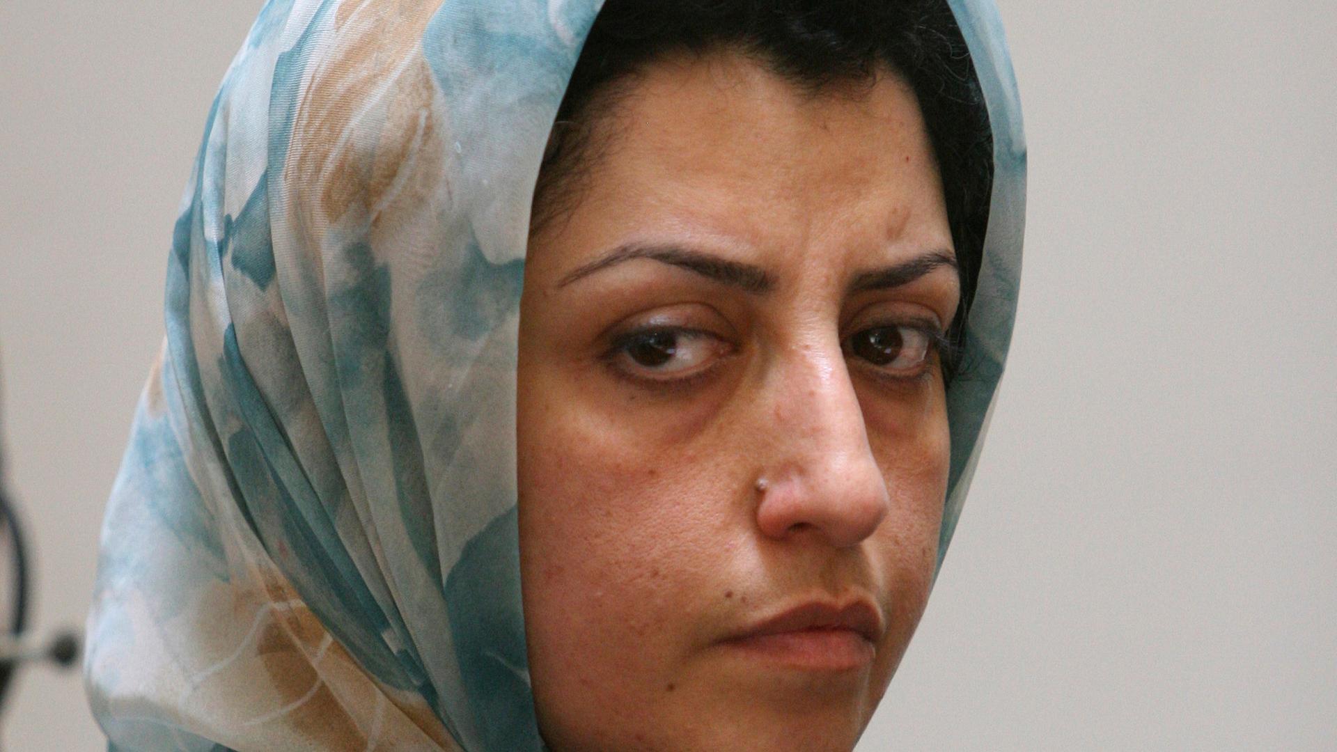 Narges Mohammadi mit Kopftuch blickt in die Kamera. Narges Mohammadi mit Kopftuch blickt in die Kamera.