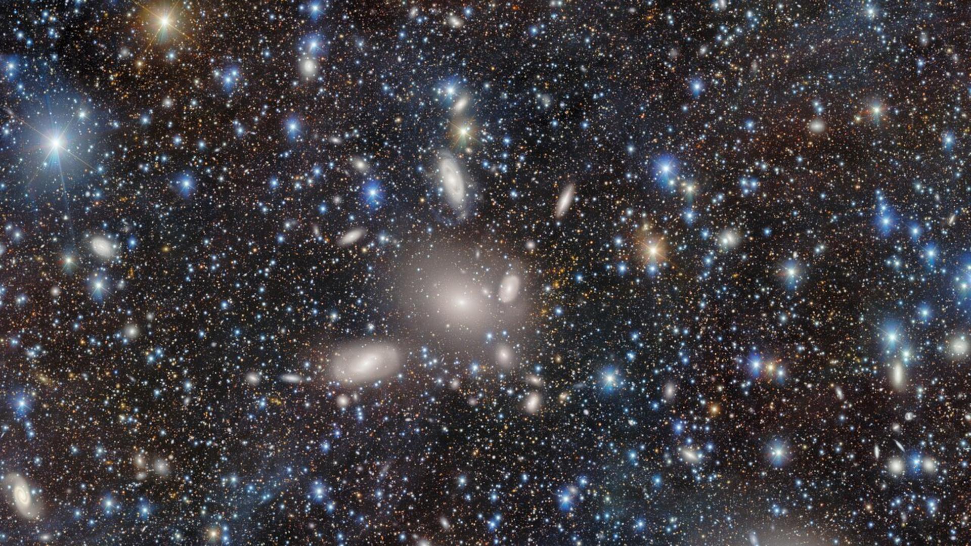 Unzählige Galaxien und Sternhaufen ewrhellen das Universum Unzählige Galaxien und Sternhaufen ewrhellen das Universum