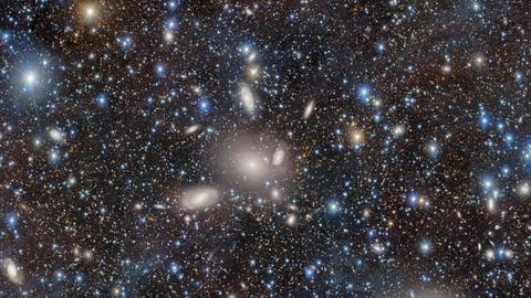 Unzählige Galaxien und Sternhaufen ewrhellen das Universum