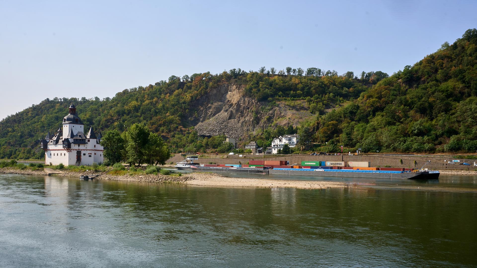 Kaub: Ein Containerschiff mit reduzierter Ladung passiert die auf einer Felseninsel im Rhein errichtete Zollburg Pfalzgrafenstein. Kaub: Ein Containerschiff mit reduzierter Ladung passiert die auf einer Felseninsel im Rhein errichtete Zollburg Pfalzgrafenstein.
