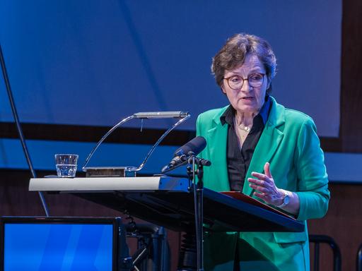 Deutschlandfunk-Chefredakteurin Birgit Wentzien spricht an einem Rednerpult.