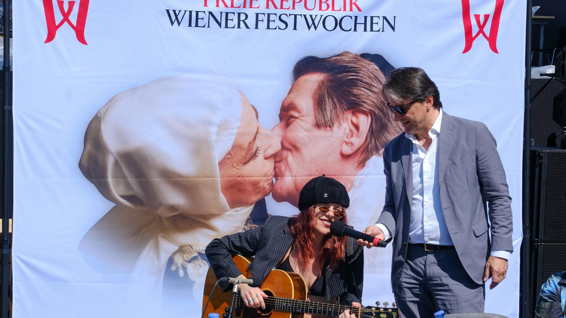 Das Plakat der Wiener Festwochen 2026 unter dem Motto "Republic of Gods", auf dem sich eine Nonne und ein Priester küssen