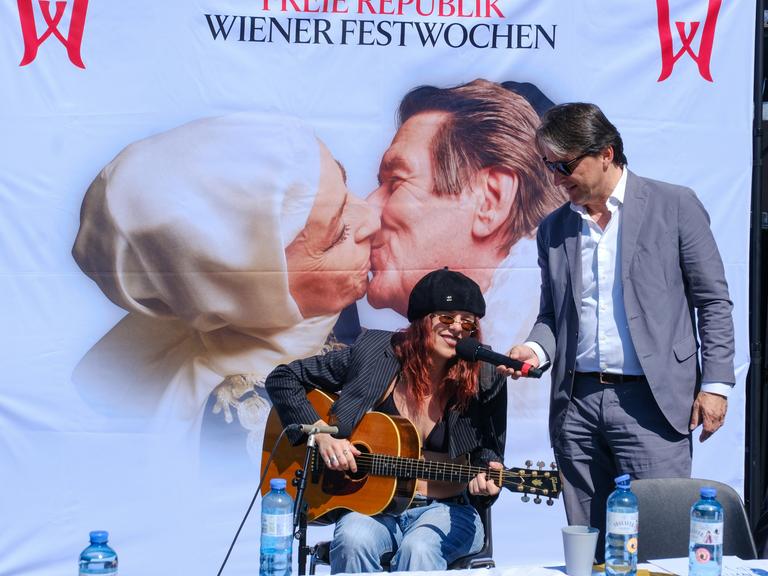 Das Plakat der Wiener Festwochen 2026 unter dem Motto "Republic of Gods", auf dem sich eine Nonne und ein Priester küssen