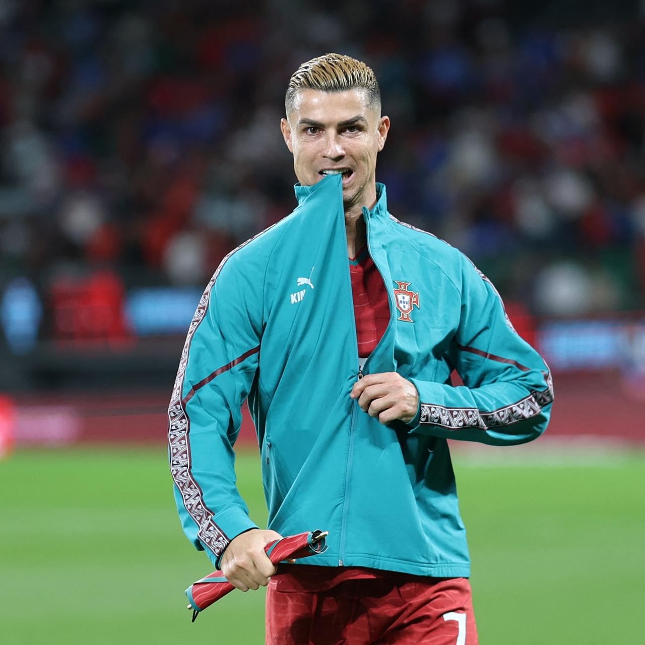 Der portugiesische Fußballnationalspieler Cristiano Ronaldo nimmt den Kragen seiner Trainingsjacke am Rande eines Länderspiels gegen Wales in den Mund. 