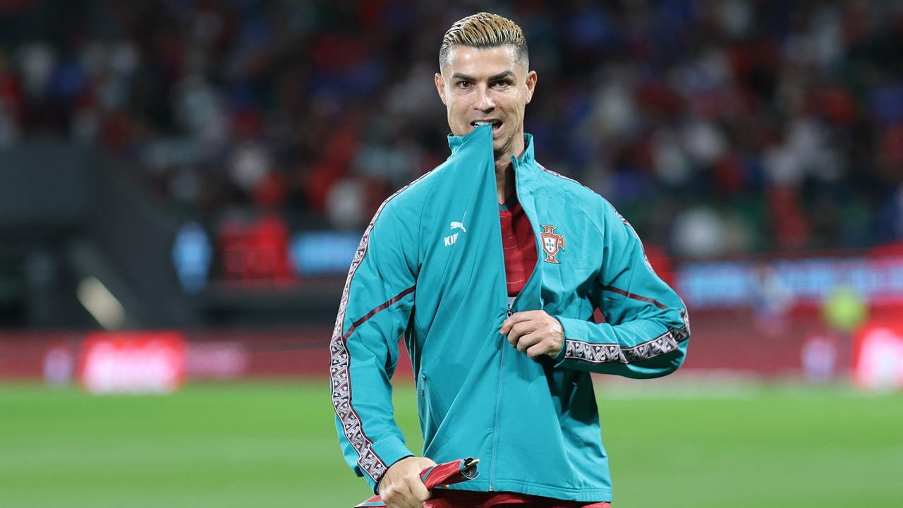 Der portugiesische Fußballnationalspieler Cristiano Ronaldo nimmt den Kragen seiner Trainingsjacke am Rande eines Länderspiels gegen Wales in den Mund. 