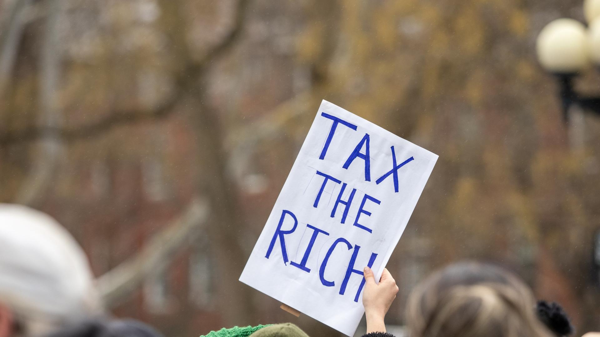 18. Januar 2025, New York, New York, USA: Eine Frau hält ein Schild mit der Aufschrift „Tax the Rich“. Der Volksmarsch in NYC am 18. Januar 2025 war eine bedeutende Demonstration des Widerstands und stimmte mit dem landesweiten Volksmarsch überein. 