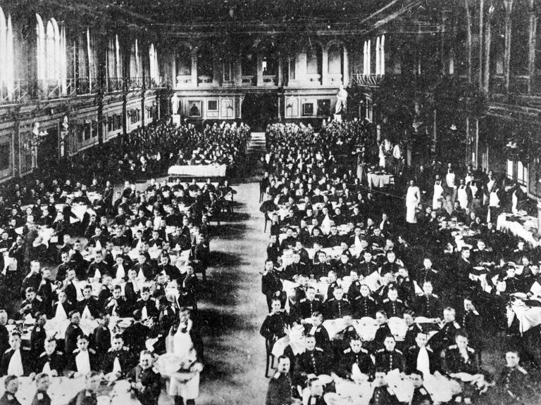 Ein Blick in den Speisesaal der damaligen preußischen Hauptkadettenanstalt im Jahr 1900.