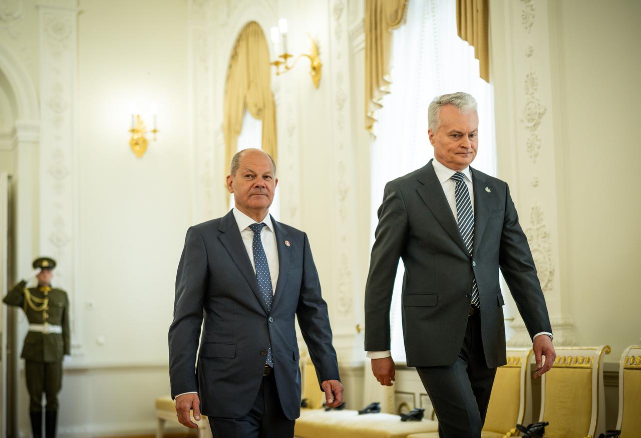 Bundeskanzler Olaf Scholz zu Besuch beim litauischen Präsidenten Gitanas Nauseda. Die beiden schreiten Seite an Seite durch den Präsidentenpalast in Vilnius. 