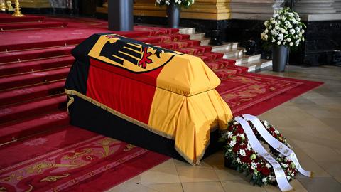 Unter einer Flagge mit Bundesadler liegt der Sarg des verstorbenen ehemaligen Bundespräsidenten Horst Köhler vor Beginn eines Trauergottesdienstes und Staatsaktes im Berliner Dom. 