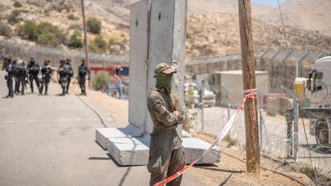 Madschdal Schams: Das israelische Militär blockiert die Straße auf den israelisch kontrollierten Golanhöhen an der Grenze zu Syrien nach dem heutigen Grenzdurchbruch.