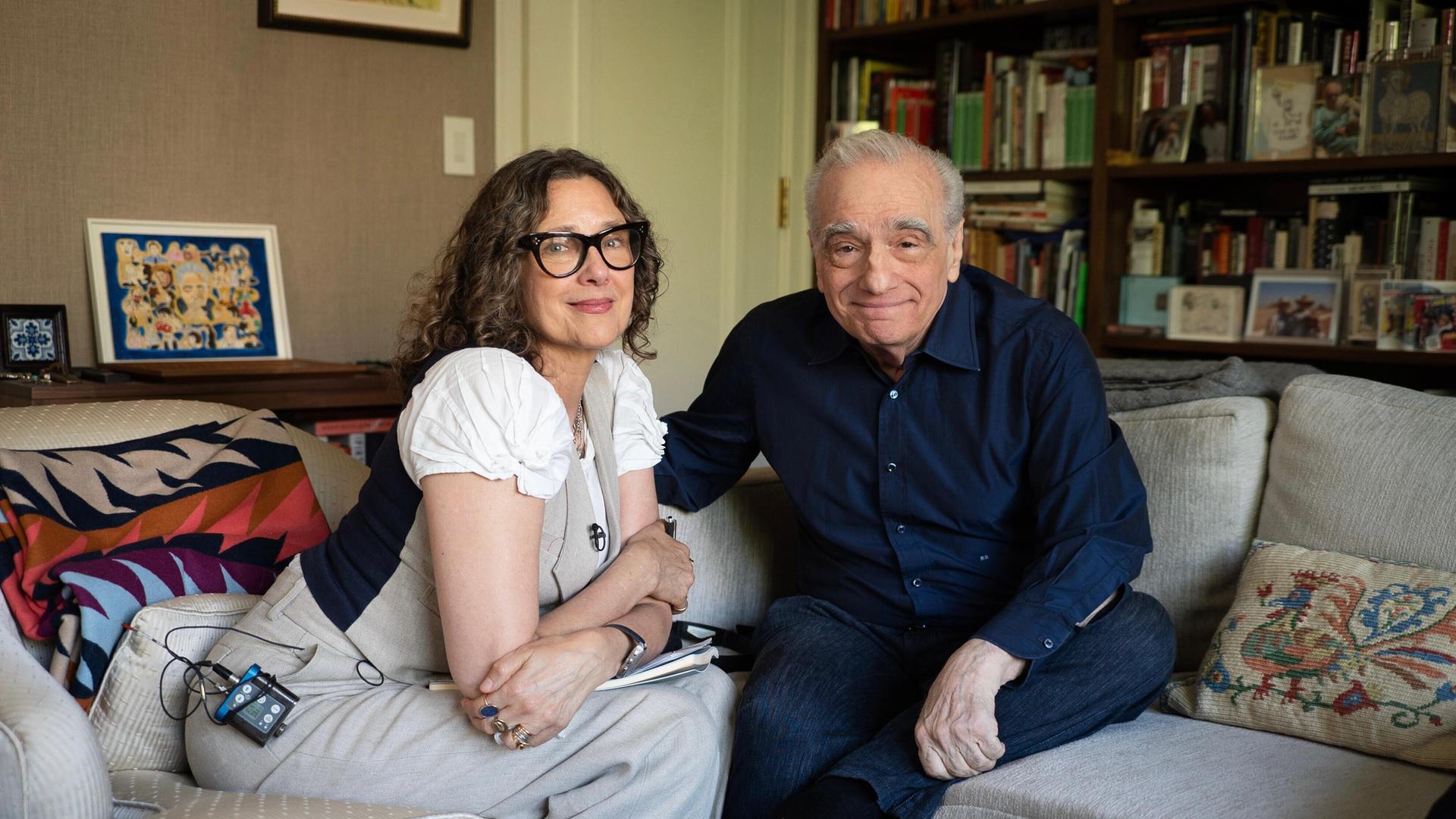 Die US-Filmemacherin Rebecca Miller sitzt auf einem hellen Sofa neben dem Regisseur Martin Scorsese. Die US-Filmemacherin Rebecca Miller sitzt auf einem hellen Sofa neben dem Regisseur Martin Scorsese.