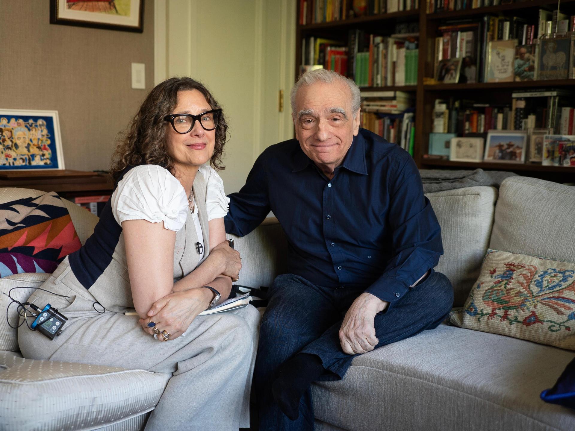Die US-Filmemacherin Rebecca Miller sitzt auf einem hellen Sofa neben dem Regisseur Martin Scorsese.