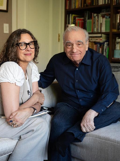 Die US-Filmemacherin Rebecca Miller sitzt auf einem hellen Sofa neben dem Regisseur Martin Scorsese.