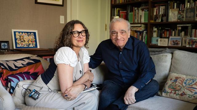 Die US-Filmemacherin Rebecca Miller sitzt auf einem hellen Sofa neben dem Regisseur Martin Scorsese.