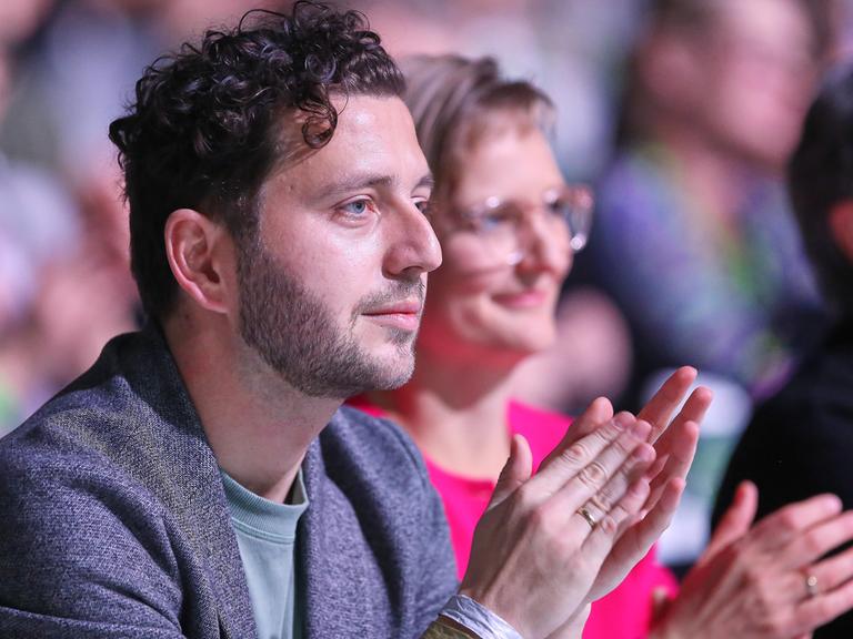 Felix Banaszak und Franziska Brantner sitzen bei der 50. Bundesdelegiertenkonferenz von Bündnis90/Die Grünen in Wiesbaden nebeneinander und klatschen.