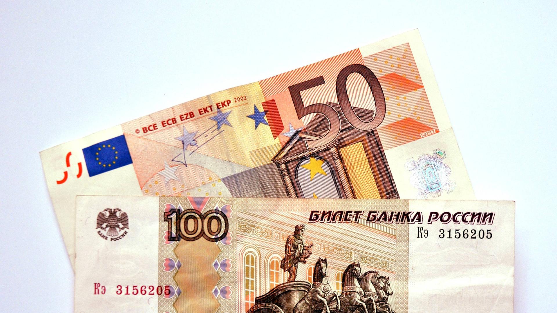 Ein Euro- und ein Rubelschein liegen übereinander Ein Euro- und ein Rubelschein liegen übereinander