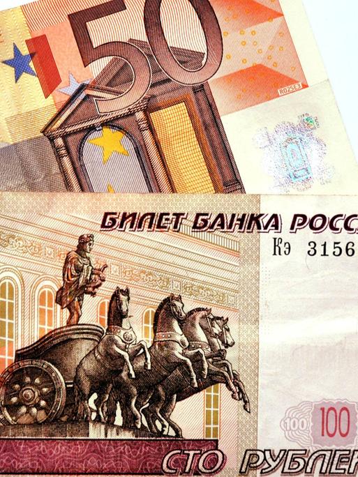 Ein Euro- und ein Rubelschein liegen übereinander
