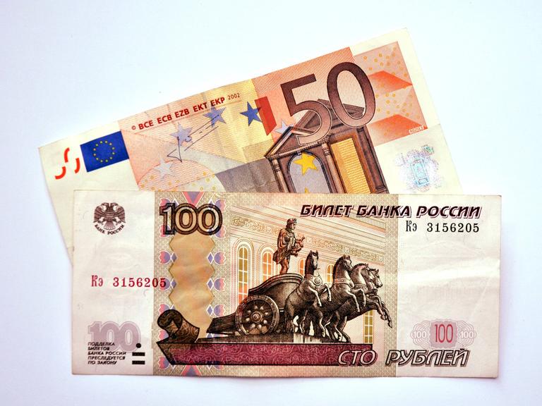 Ein Euro- und ein Rubelschein liegen übereinander