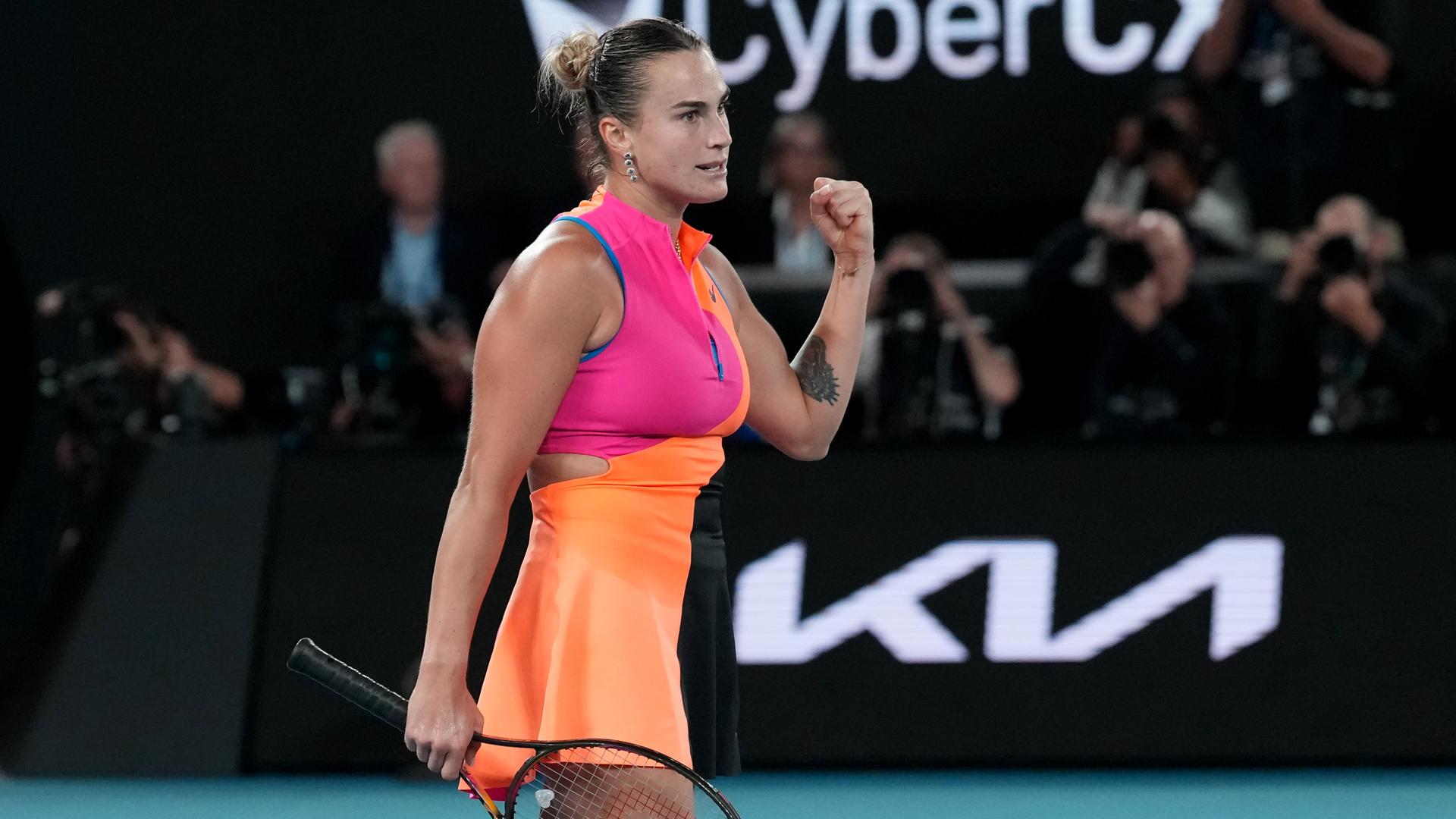 Aryna Sabalenka ballt nach ihrem Sieg die linke Faust. Aryna Sabalenka ballt nach ihrem Sieg die linke Faust.