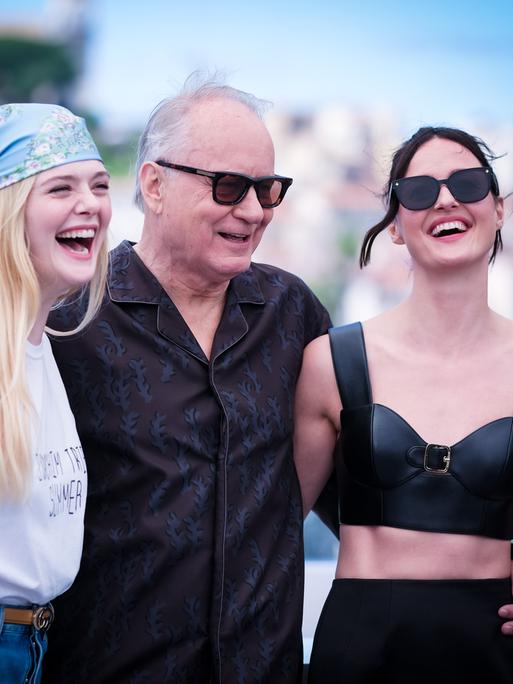 Elle Fanning, Stellan Skarsgaard und Renate Reinsve bei der Premiere von "Sentimental Value" beim 78. Internationalen Filmfestival in Cannes am 22. Mai 2025 Elle Fanning, Stellan Skarsgaard und Renate Reinsve bei der Premiere von "Sentimental Value" beim 78. Internationalen Filmfestival in Cannes am 22. Mai 2025