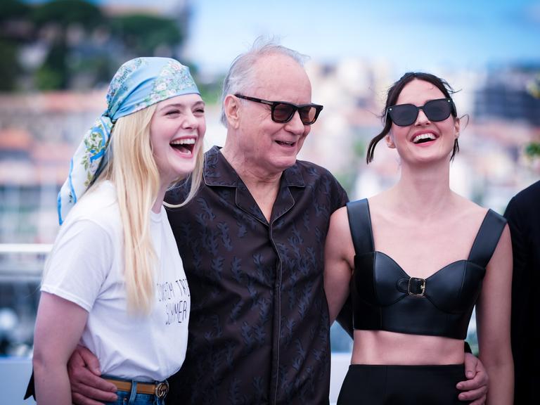 Elle Fanning, Stellan Skarsgaard und Renate Reinsve bei der Premiere von "Sentimental Value" beim 78. Internationalen Filmfestival in Cannes am 22. Mai 2025 Elle Fanning, Stellan Skarsgaard und Renate Reinsve bei der Premiere von "Sentimental Value" beim 78. Internationalen Filmfestival in Cannes am 22. Mai 2025
