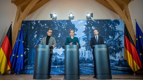 Brandenburg, Meseberg: Klara Geywitz (SPD, M), Bundesministerin für Bau und Wohnen steht neben Cem Özdemir (Bündnis90/Die Grünen, l), Bundesminister für Ernährung und Landwirtschaft und Volker Wissing (FDP), Bundesminister für Verkehr und Digitales,bei einem Pressestatement vor der Klausurtagung des Bundeskabinetts.