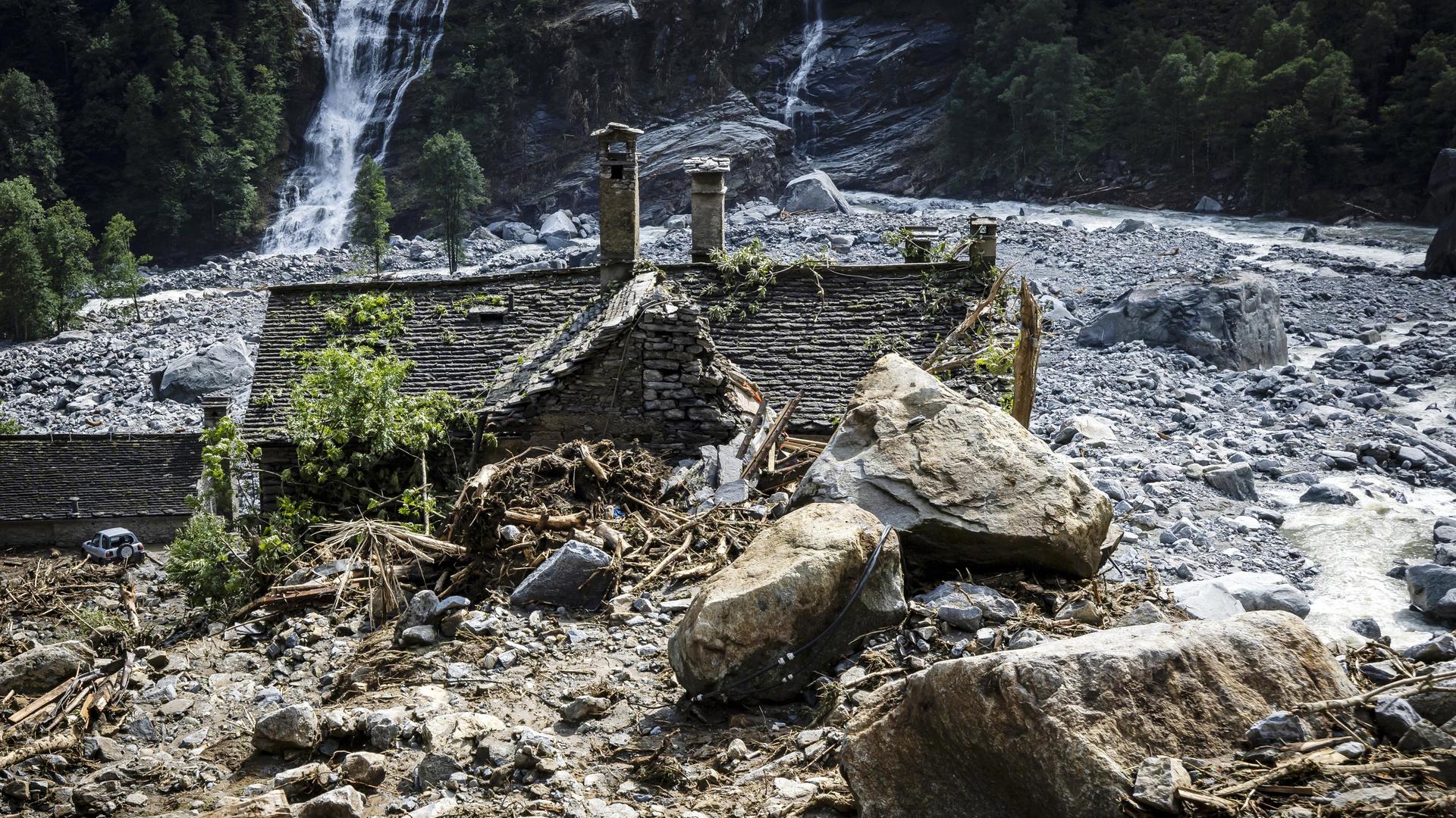 Fontana: Ein massiver Erdrutsch und zerstörte Häuser im Maggiatal, in der Nähe von Cevio. 