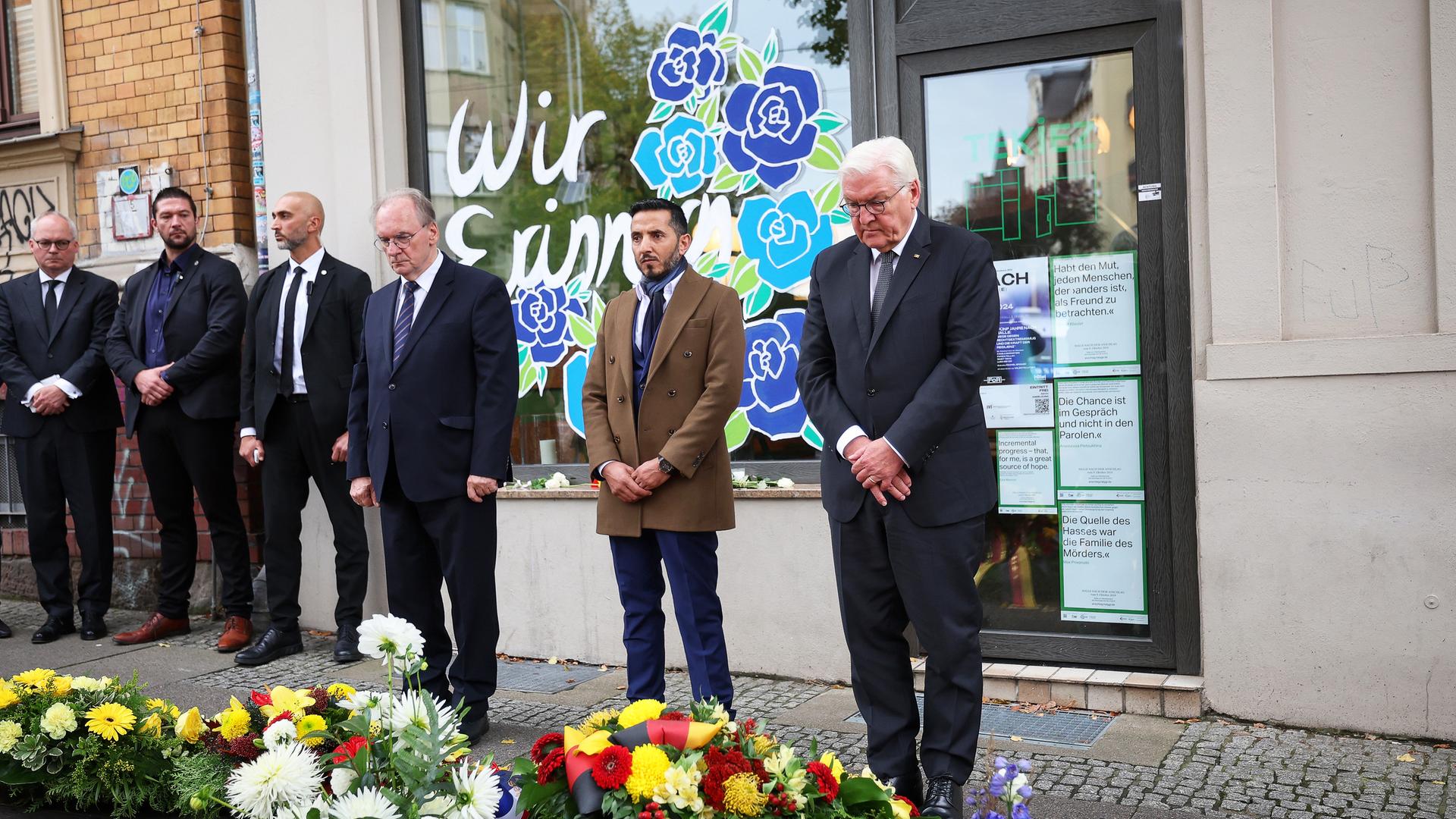 Halle: Bundespräsident Frank-Walter Steinmeier (r-l), Ismet Tekin, Inhaber des Dönerladens «Kiez Döner» und Reiner Haseloff, Ministerpräsident von Sachsen-Anhalt, legen vor dem Dönerladen einen Kranz für die Opfer des Terroranschlags von 2019 nieder. 