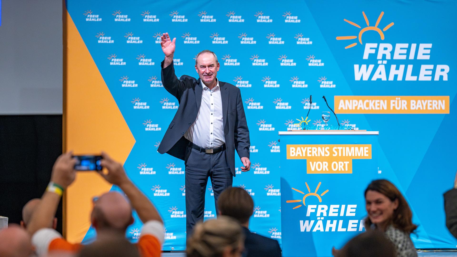 Hubert Aiwanger, Vorsitzender der Freien Wähler, winkt nach seiner Rede bei der Landesversammlung den Delegierten zu. Hubert Aiwanger, Vorsitzender der Freien Wähler, winkt nach seiner Rede bei der Landesversammlung den Delegierten zu.