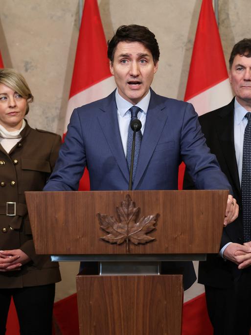 Kanadas Premierminister Justin Trudeau spricht über die US-Zölle gegen Kanada am 4. März 2025 in Ottawa, während Außenministerin Melanie Joly, der Minister für Finanzen Dominic Leblanc und der Minister für öffentliche Sicherheit David McGuinty zusehen.