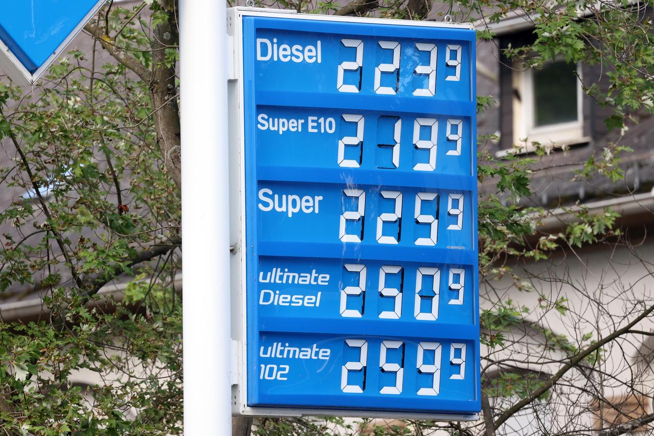 An einer Tankstelle werden die Spritpreise angezeigt.