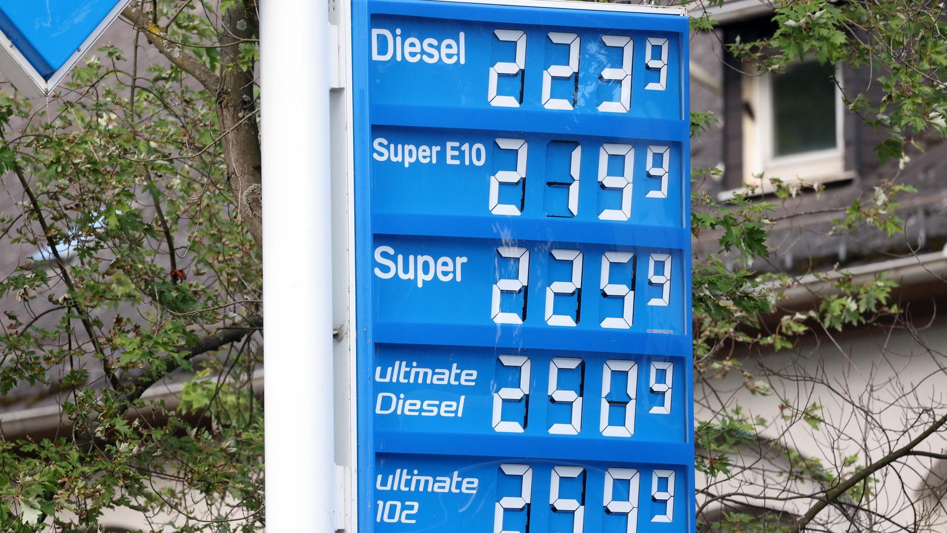 An einer Tankstelle werden die Spritpreise angezeigt.