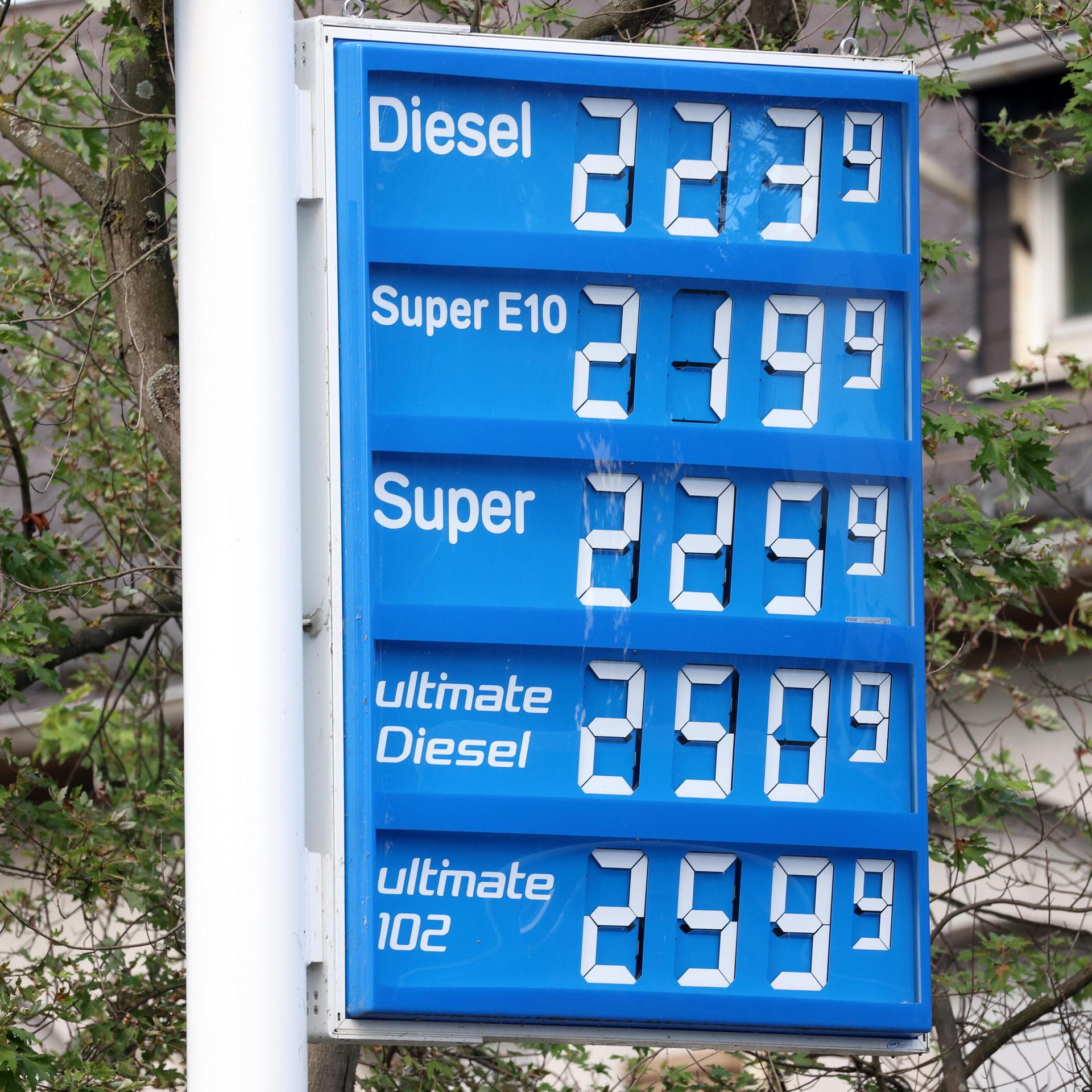 An einer Tankstelle werden die Spritpreise angezeigt.