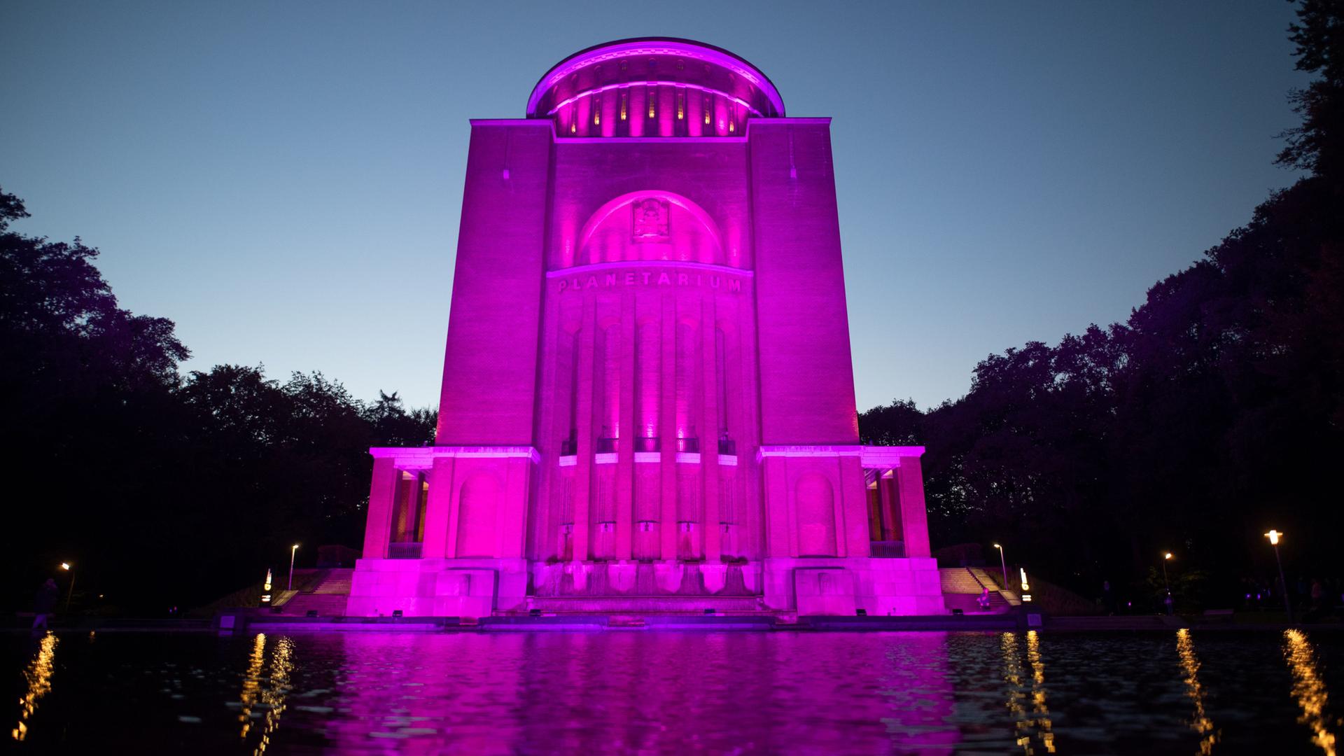 11.10.2021, Hamburg: Das Planetarium wird im Rahmen einer bundesweiten Aktion zum Welt-Mädchentag mit pinkfarbenen Licht angestrahlt. 11.10.2021, Hamburg: Das Planetarium wird im Rahmen einer bundesweiten Aktion zum Welt-Mädchentag mit pinkfarbenen Licht angestrahlt.