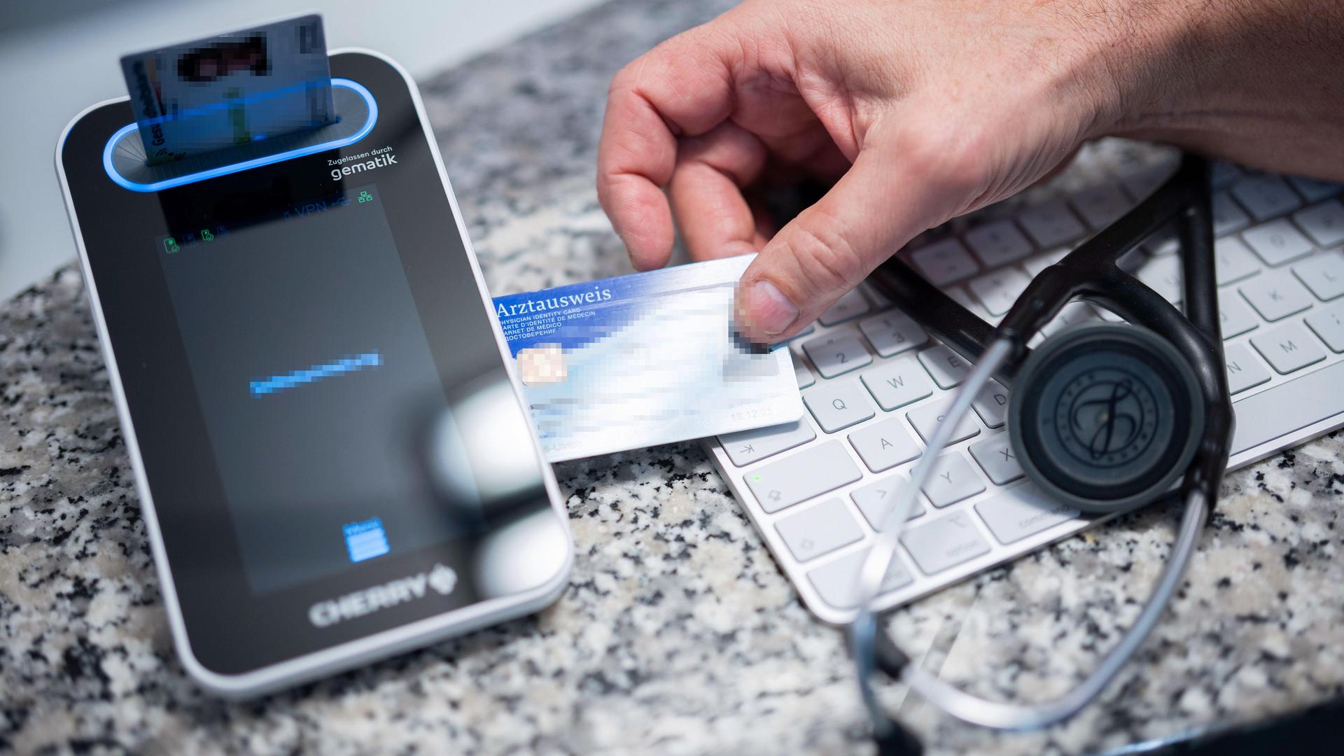 Lesegeraet für die Elektronische Patientenakte (ePA) beim Hausarzt. Arztausweis und Krankenkassekarte werden eingelesen. Lesegeraet für die Elektronische Patientenakte (ePA) beim Hausarzt. Arztausweis und Krankenkassekarte werden eingelesen.