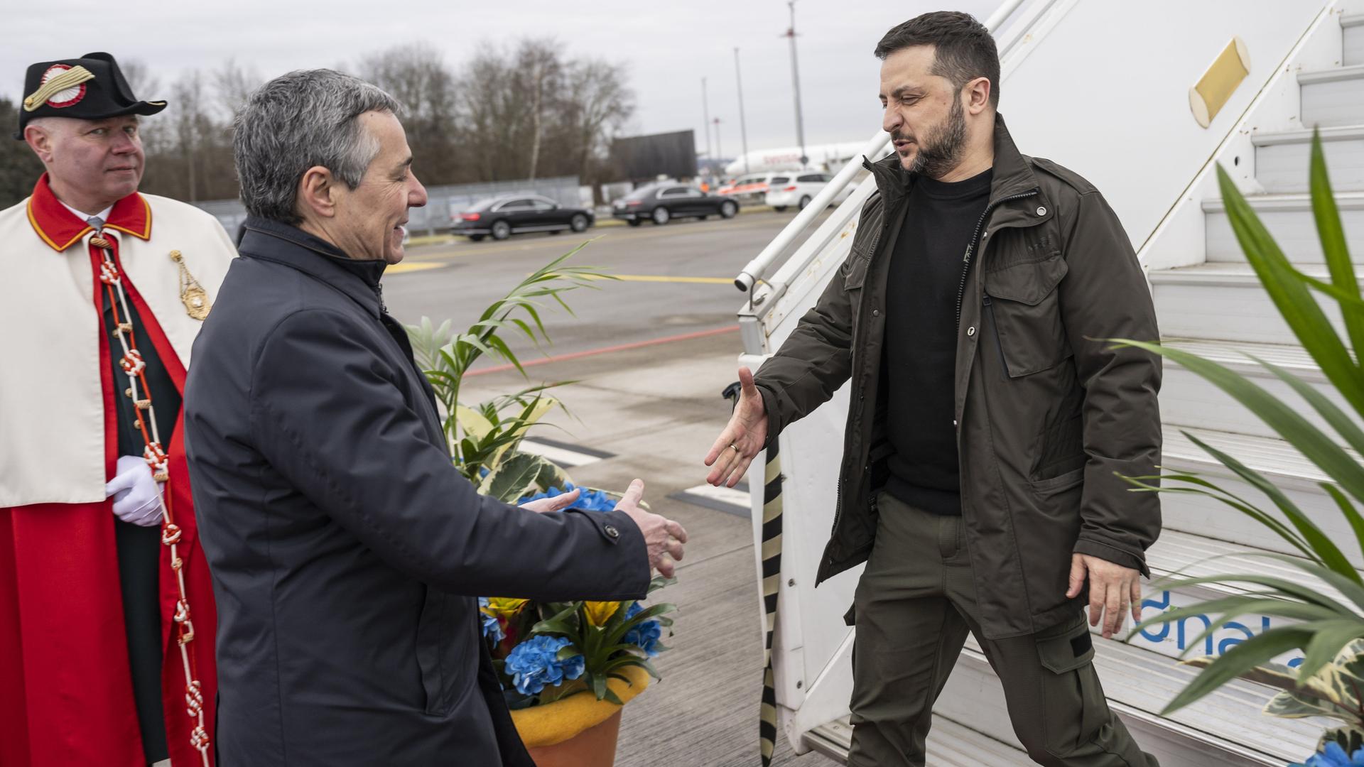 Der schweizerische Außenminister Ignazio Cassis nimmt den ukranischen Präsidenten Selenskyj in Zürich in Empfang, der gerade aus einem Flugzeug steigt. Der schweizerische Außenminister Ignazio Cassis nimmt den ukranischen Präsidenten Selenskyj in Zürich in Empfang, der gerade aus einem Flugzeug steigt.