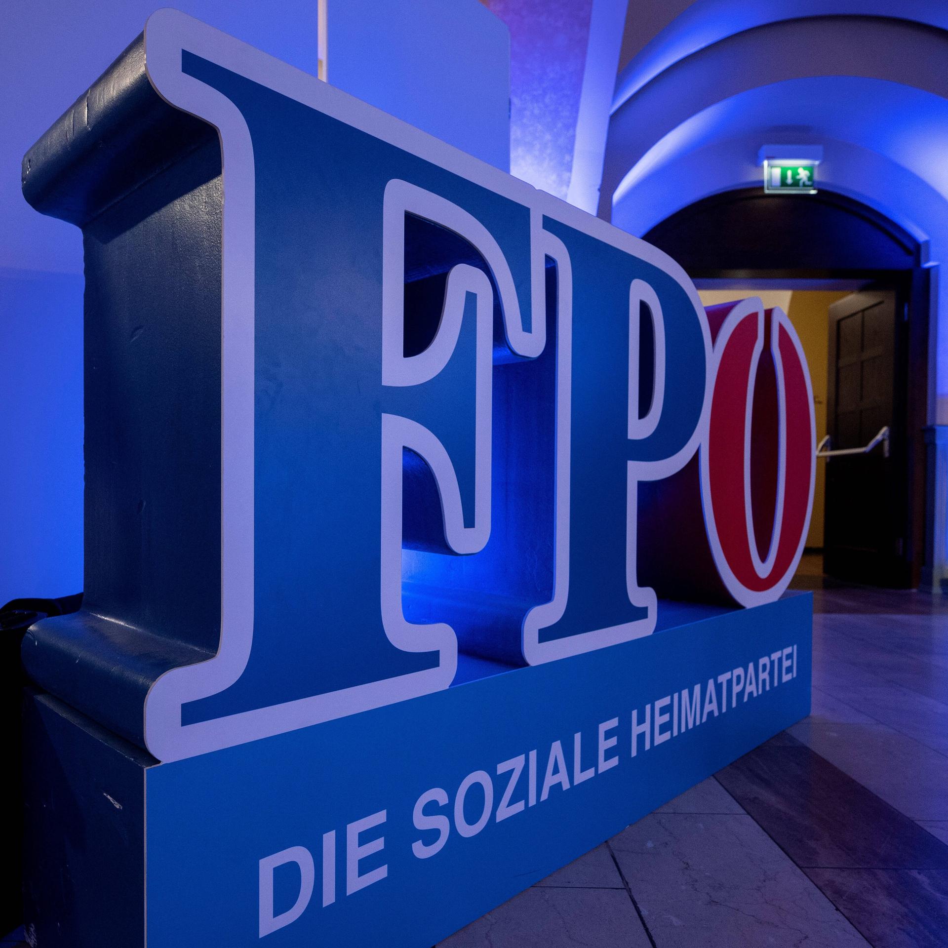 Ein dreidimensionales Logo der Partei FPÖ steht auf einer öffentlichen Veranstaltung. 