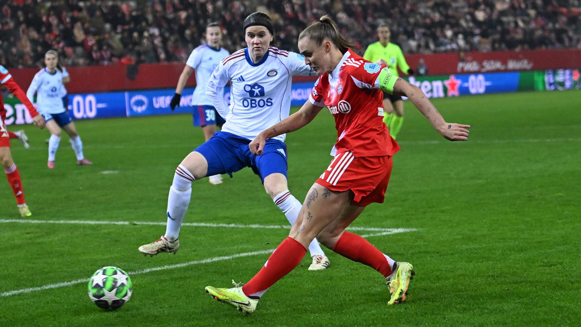 Zwei Fußballspielerinnen kämpfen um den Ball. Zwei Fußballspielerinnen kämpfen um den Ball.