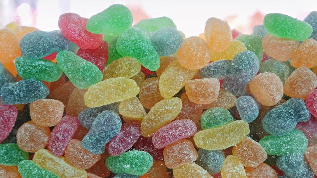 Süßigkeiten liegen im Schaufenster eines Geschäftes in Glasbehältern.