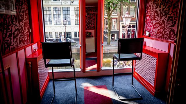 Zwei Stühle stehen in einem Schaufenster - hier bieten sich Prostituierte an,
