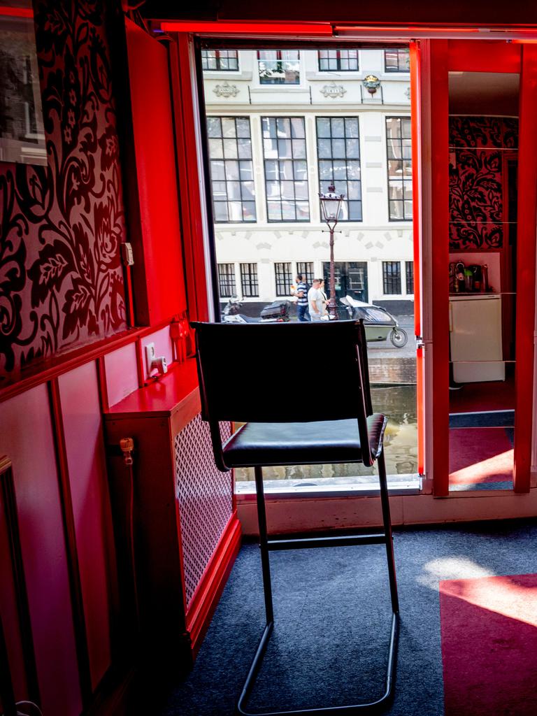 Zwei Stühle stehen in einem Schaufenster - hier bieten sich Prostituierte an,