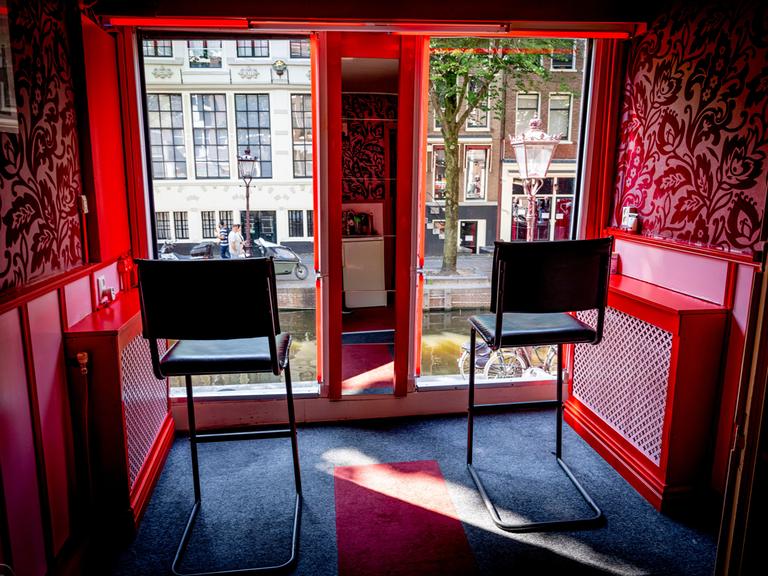 Zwei Stühle stehen in einem Schaufenster - hier bieten sich Prostituierte an,