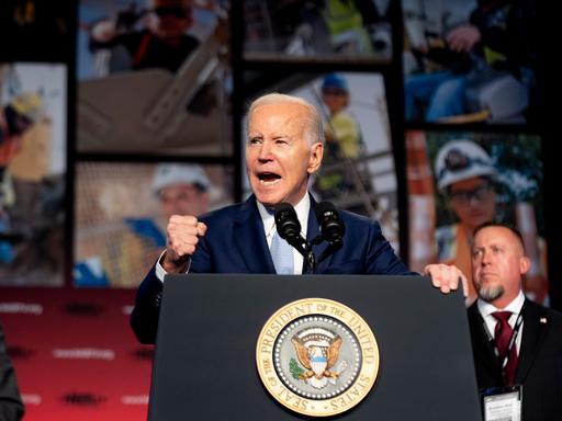 Präsident Joe Biden steht bei der North America's Building Trades Union National Legislative Conference  in Washington hinter einem Rednerpult.