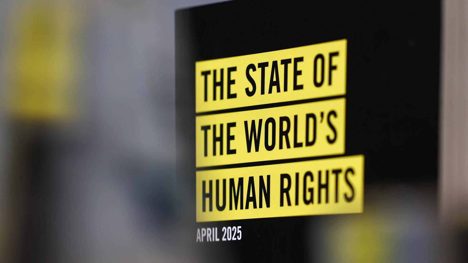 Eine Ausgabe des Jahresberichtes von Amnesty International steht auf einem Tisch. 