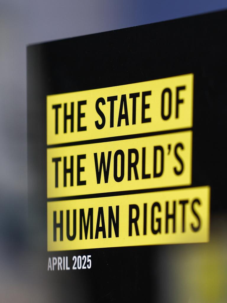 Eine Ausgabe des Jahresberichtes von Amnesty International steht auf einem Tisch. 