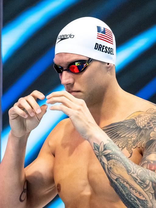 Caeleb Dressel, US-amerikanischer Schwimmer, blickt konzentriert drein.