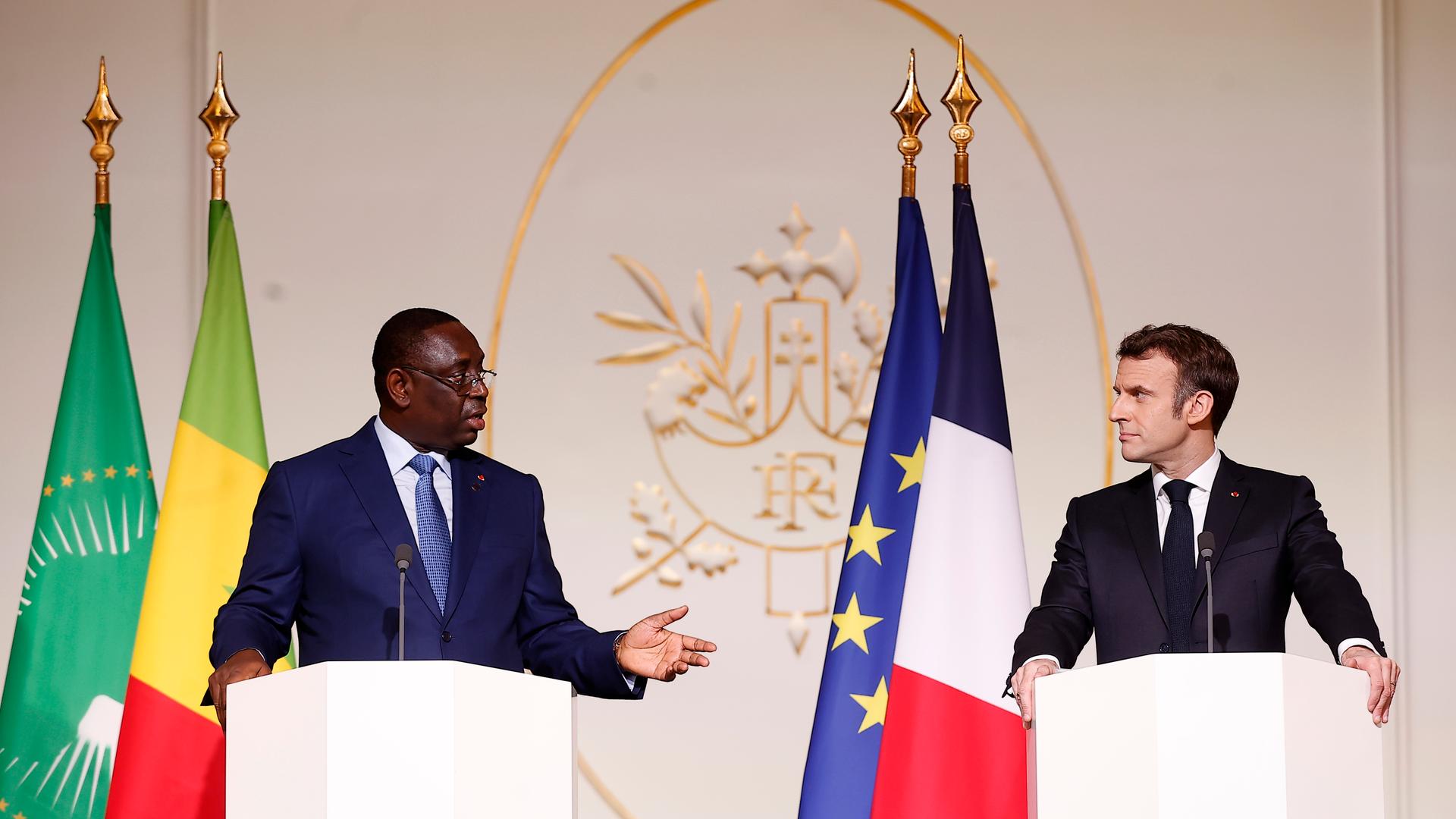 Macky Sall (l.) und Emmanuel Macron, Staatsoberhäupter des Senegal und Frankreichs, bei einer gemeinsamen Pressekonferenz im Pariser Elyseepalast, Februar 2022