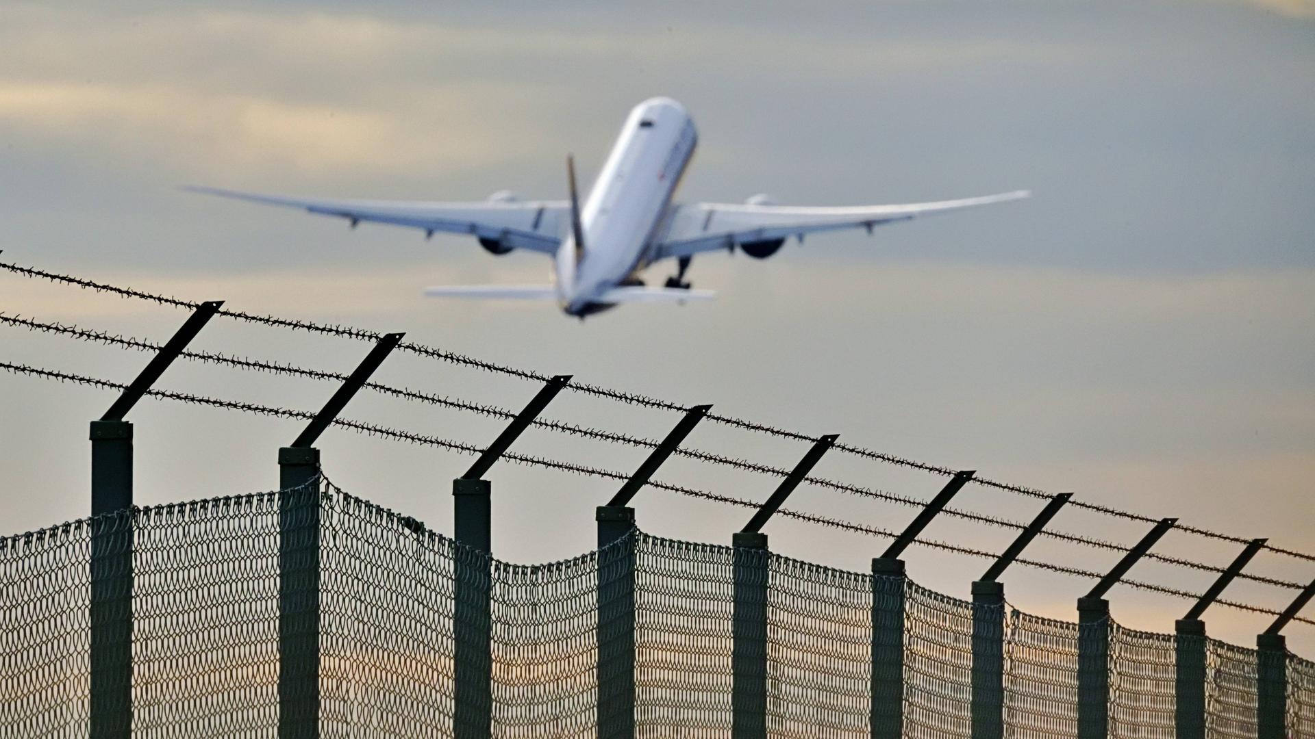 Flugzeug vor Stacheldrahtzahn