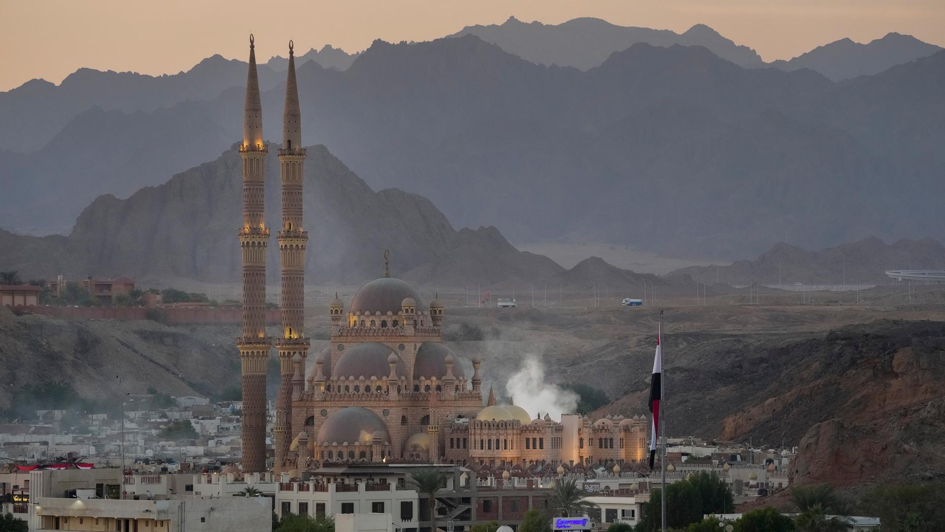Die Sonne geht hinter der As-Sahaba-Moschee auf dem alten Markt in Scharm El-Scheich unter. 