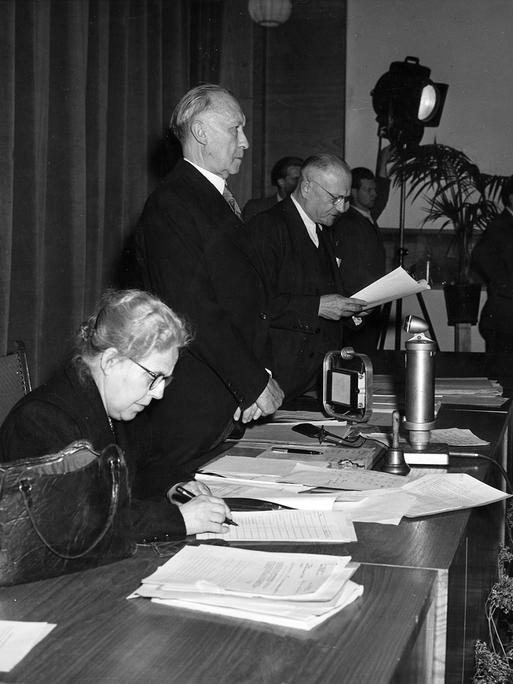 Bundesrepublik Deutschland - Parlamentarischer Rat 1948/49 Dritte Lesung zum Grundgesetz: Verkündung des Abstimmungsergebnisses durch Vizepräsident Adolph Schönfelder (SPD) vorn Helene Weber und Konrad Adenauer - 08.05.1949.